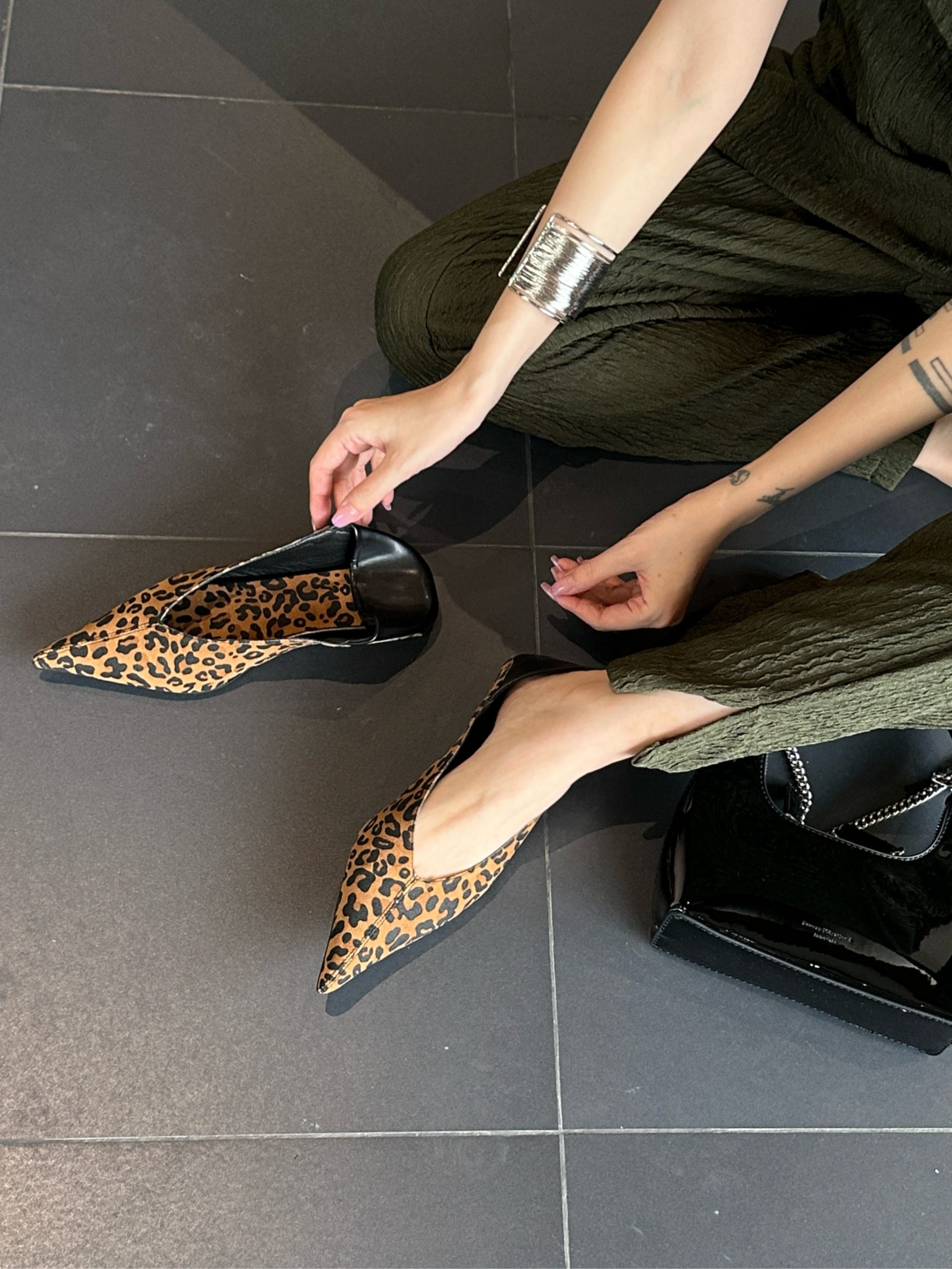 2024-european-trend-flat-pointed-leopard-print-slip-on-shoes-soft-sole-comfortable-womens-loafers_1 2024 European Trend Flat Pointed Leopard Print Slip-On Shoes Soft Sole Comfortable Women's Loafers