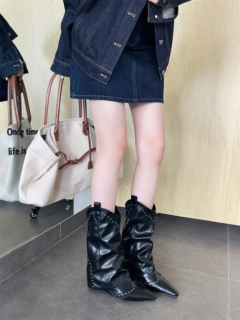 pointed-toe-wedge-boots-2026-new-retro-high-heel-tube-boots-niche-versatile-high-top-fashion-boots-for-women_1 Pointed Toe Wedge Boots 2026 New Retro High Heel Tube Boots Niche Versatile High Top Fashion Boots for Women
